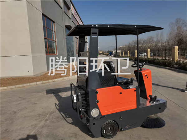 小型多功能扫路车一款因地制宜的清洁设备