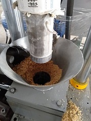 鑫源牌木屑压块机锯末液压成型机设备压制饼块密度均匀l