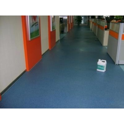 广州市花都区北兴室内运动场清洗防滑处理胶地板怎么清除黑色划痕