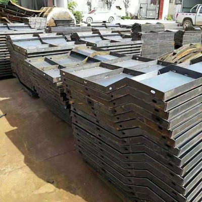 现浇防撞墙钢模具厂家规格-钢筋混凝土防撞墙模具